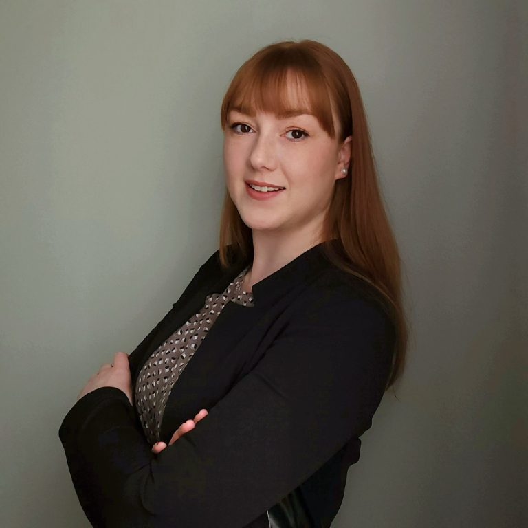alt="Auf dem Foto ist die Firmengründerin und Kunsthistorikerin Maximilliane Umlauf zu sehen. Es handelt sich hierbei um ein Profilbild."